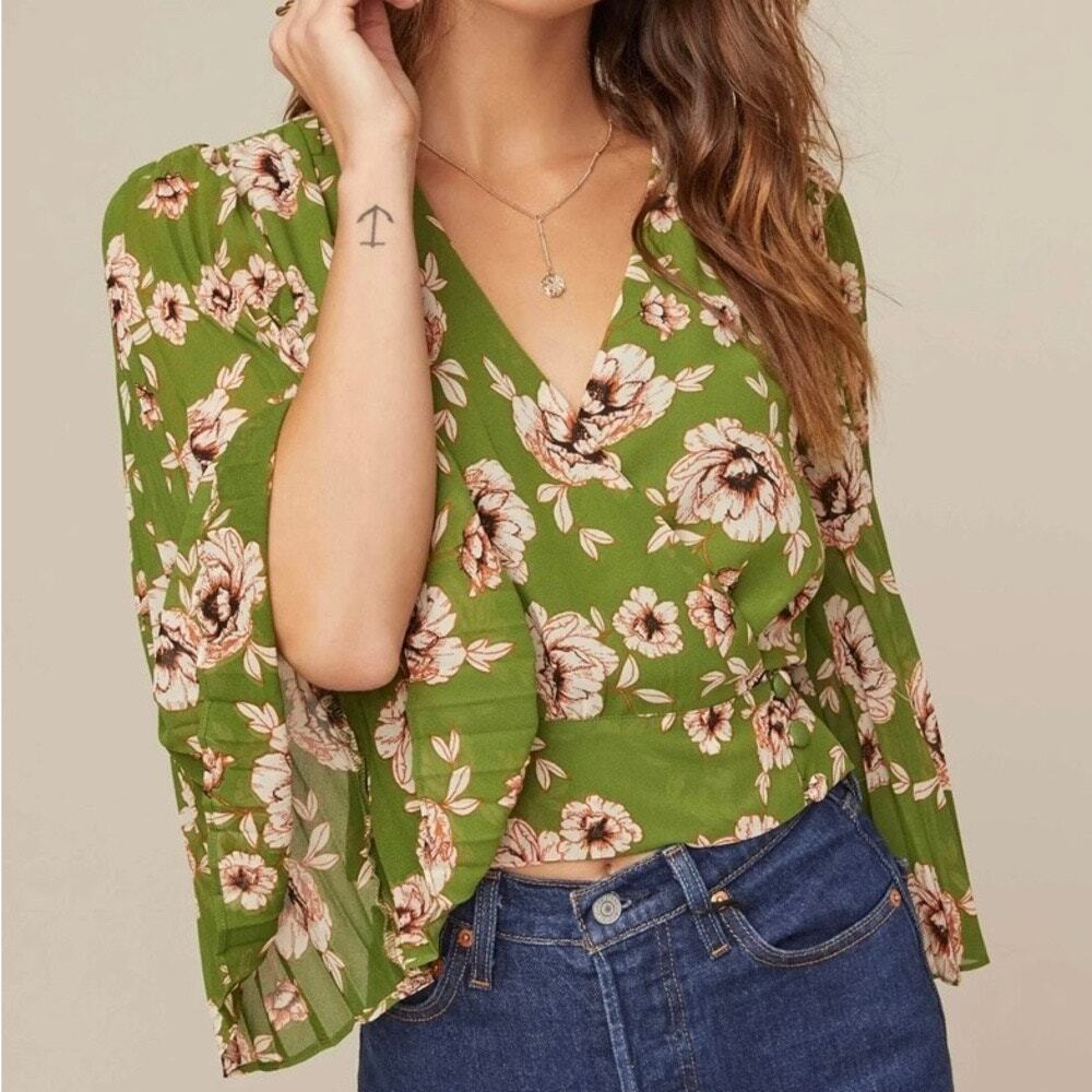 NWT‎ ASTR The Label Green Floral Pleated Sleeve Wrap Blouse Size M